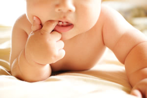 赤ちゃんの歯磨きはガーゼで良い？