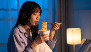 歯磨きをしても防ぎきれない？夜食が歯に与える思わぬダメージとは