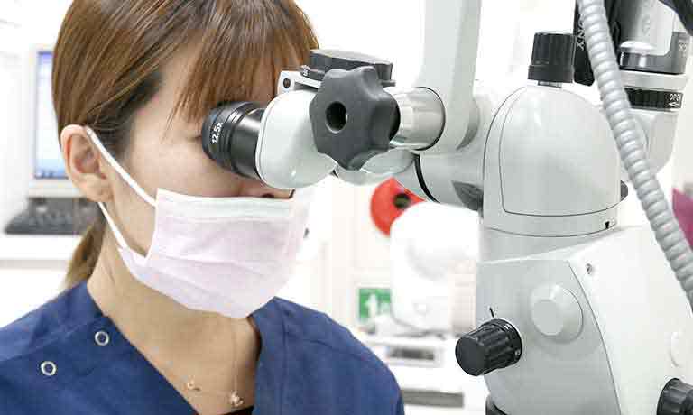 顕微鏡を見る女性医師