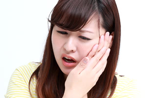 歯がしみる…これって知覚過敏？具体的な症状とは？