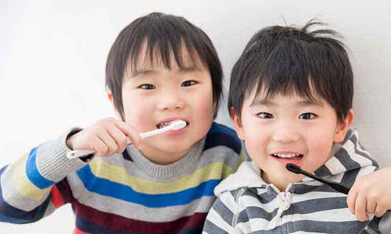 歯磨きをする子供たち
