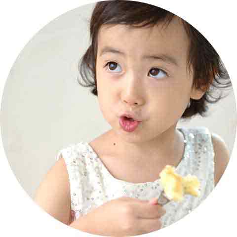 おやつを食べる子供