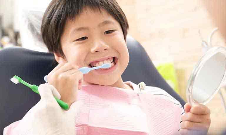 子供の歯磨き指導の様子